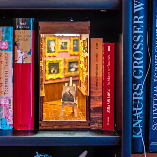 Rembrandt Harmenszoon van Rijn art galery themed booknook